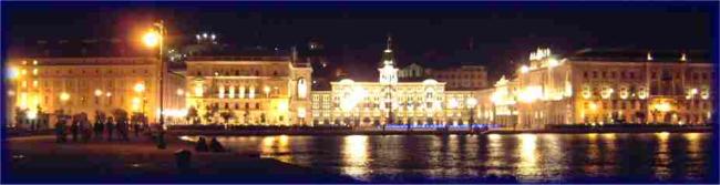 Foto notturna di Trieste dalle Rive